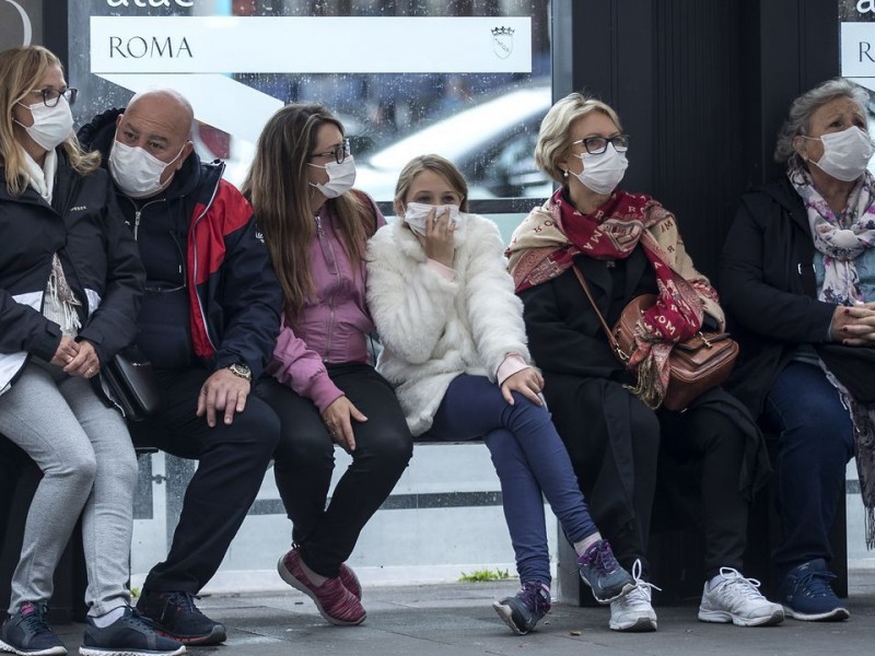 Piden a visitantes de EUA resguardarse durante 14 días