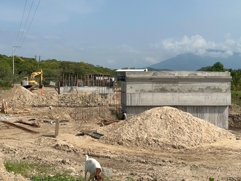 Piden agilizar obra de puente en El Cabritero en Petatlán