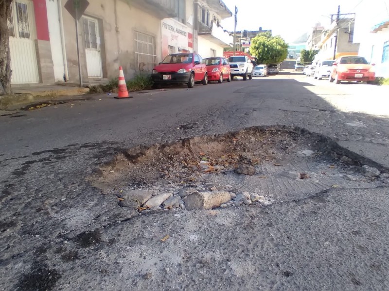 Piden al Ayuntamiento bacheo en calle Josefa Ortíz de Domínguez