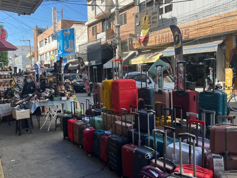 Piden apoyo al municipio para regular la invasión en la vía pública