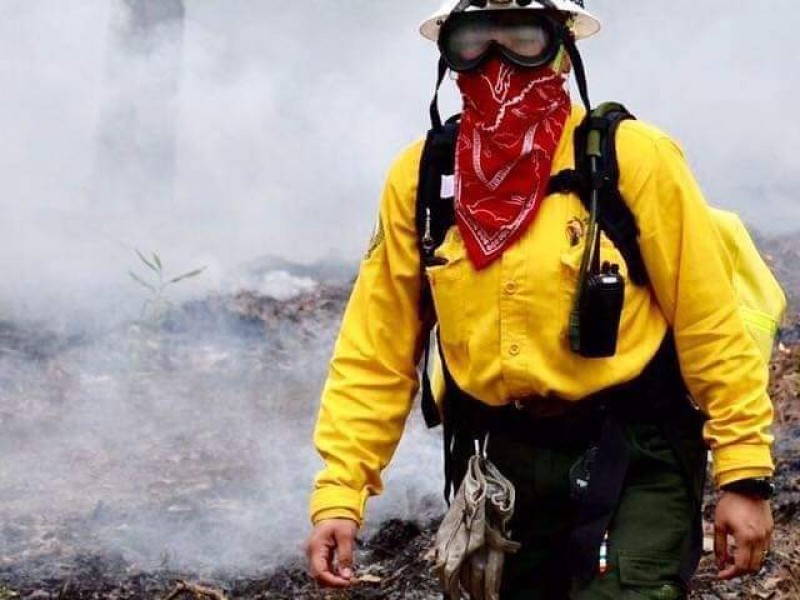 Piden apoyo para Melanie, bombera forestal