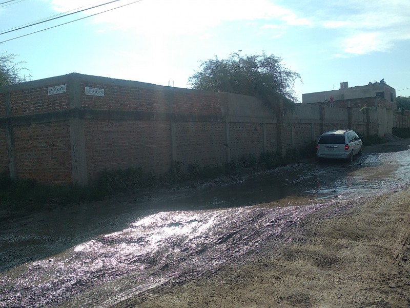 Piden arreglar calles de Paraíso Real en León.