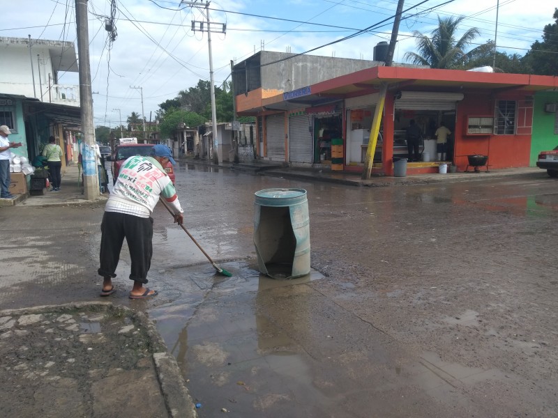 Desnivel, provoca encharcamientos en colonia Esfuerzo