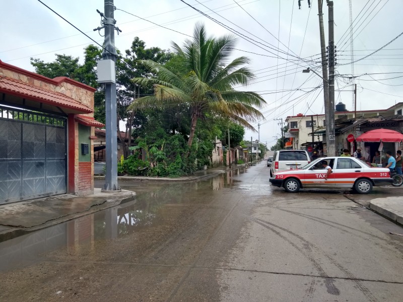 Piden arreglar fuga de agua y drenaje