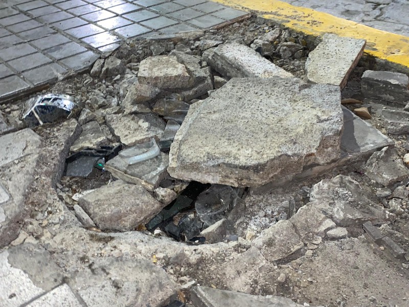 Piden atención a daños en vía pública ocasionados tras accidente Piden atención a daños en vía pública ocasionados tras accidente