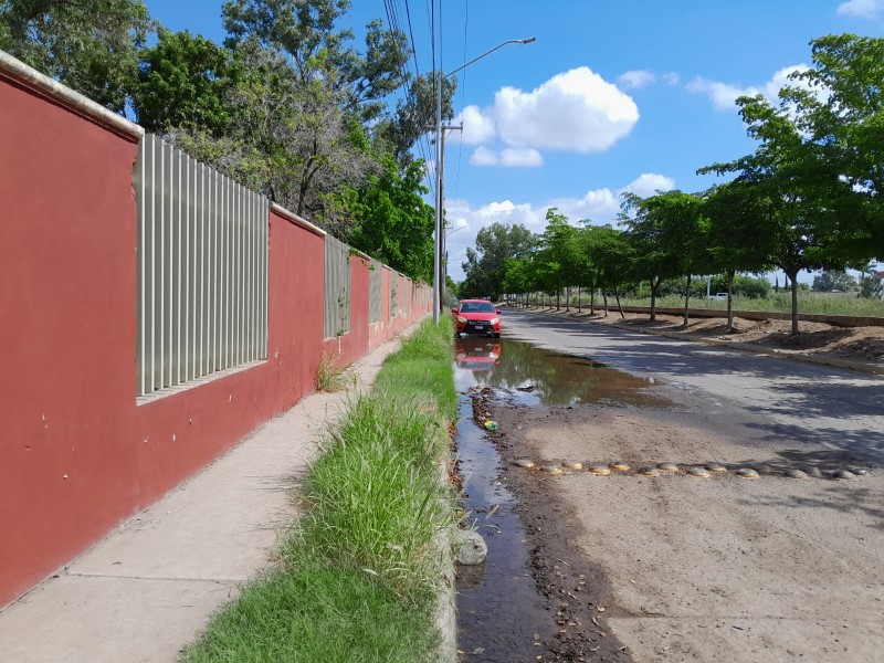 Piden atender aguas negras en primaria Gregorio Torres