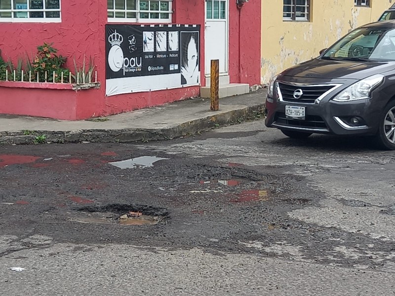 Piden atender baches de la calle Vasco da Gama