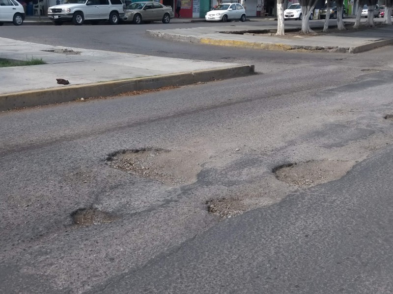 Piden atender  baches en la 7 poniente