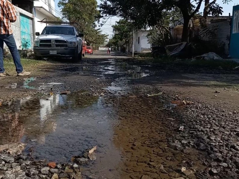 Piden atender fuga de agua potable en Veracruz