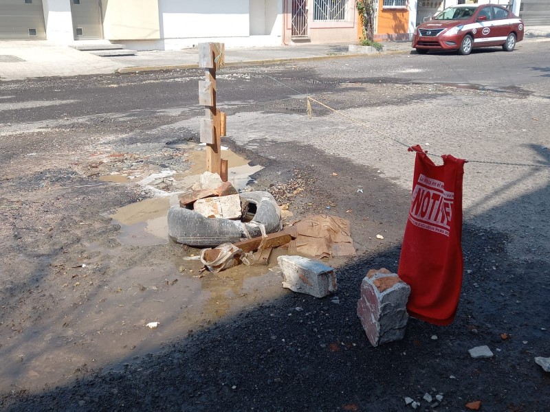 Piden atender fuga de agua potable que se registra desde