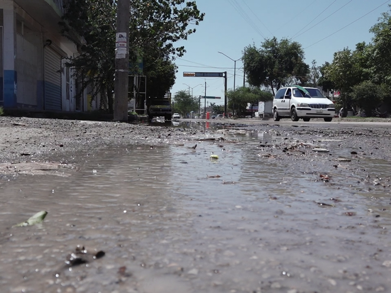 Piden atender fuga de agua que tiene 1 mes