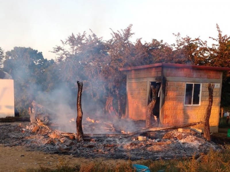 Piden ayuda para familia que perdió su patrimonio tras incendio