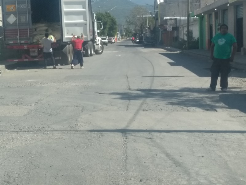 Piden bacheo en la 17 sur