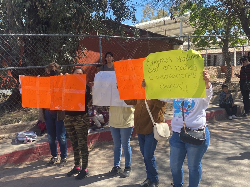 Piden Baños en la Primaria Zaragoza