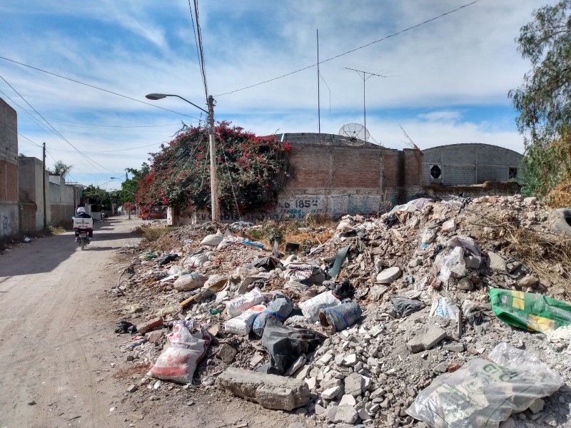 Piden bardear lote baldío inseguro en Killian I