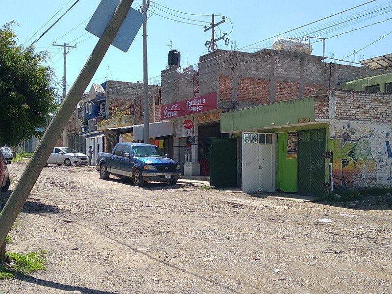 Piden cambiar poste riesgoso en la Ermita