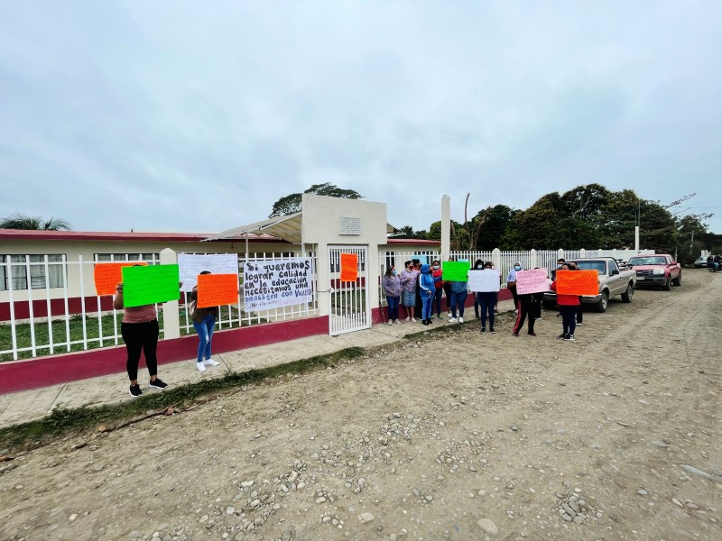 Piden cambio de maestra en primaria de Zapotal