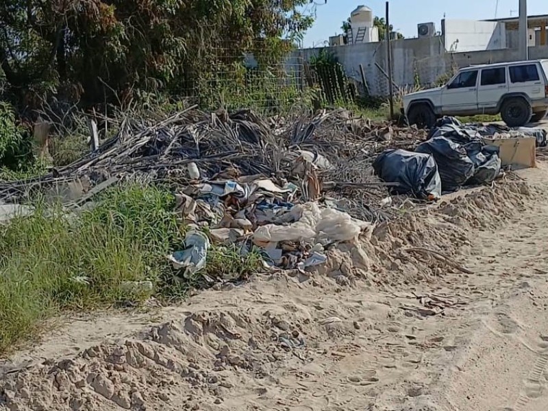 Solicitan ciudadanos se retire basura de la vía pública
