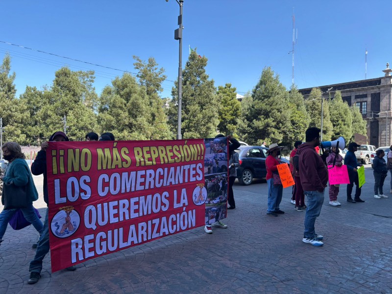 Piden comerciantes ambulantes espacio para trabajar tras decomisos en Toluca