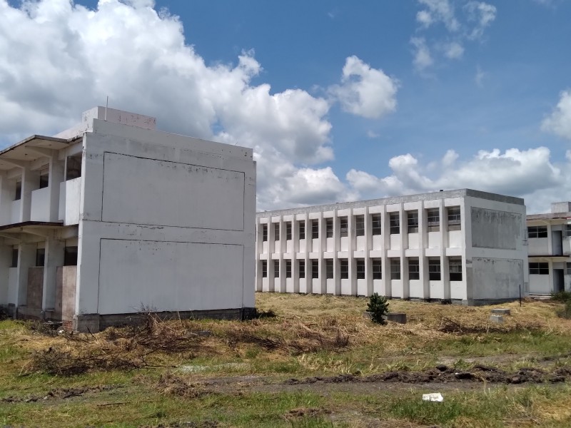 Piden conclusión de obra de la universidad michoacana en  zamora  