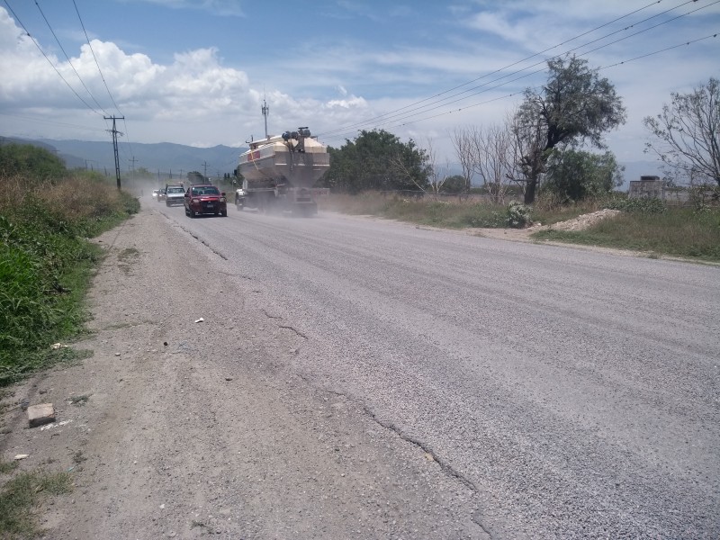 Piden conducir con prudencia por gravilla en Libramiento