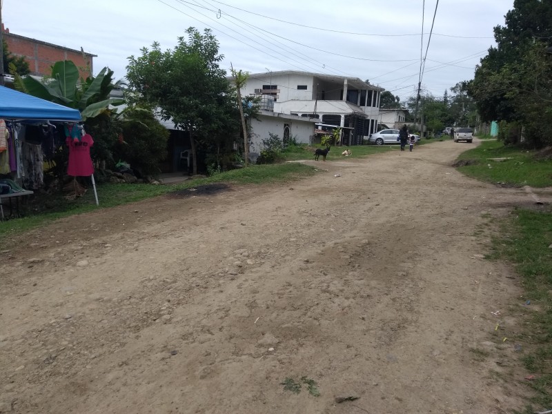 Piden construcción de banquetas en colonia Libertad