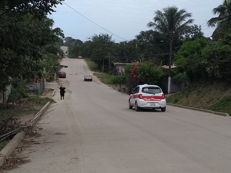 Piden construcción de banquetas