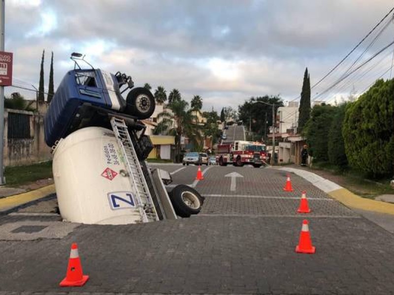 Piden desabasto de agua y socavón en Zapopan