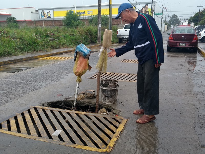 Piden desazolve de dren sanitario en Infonavit Canaco