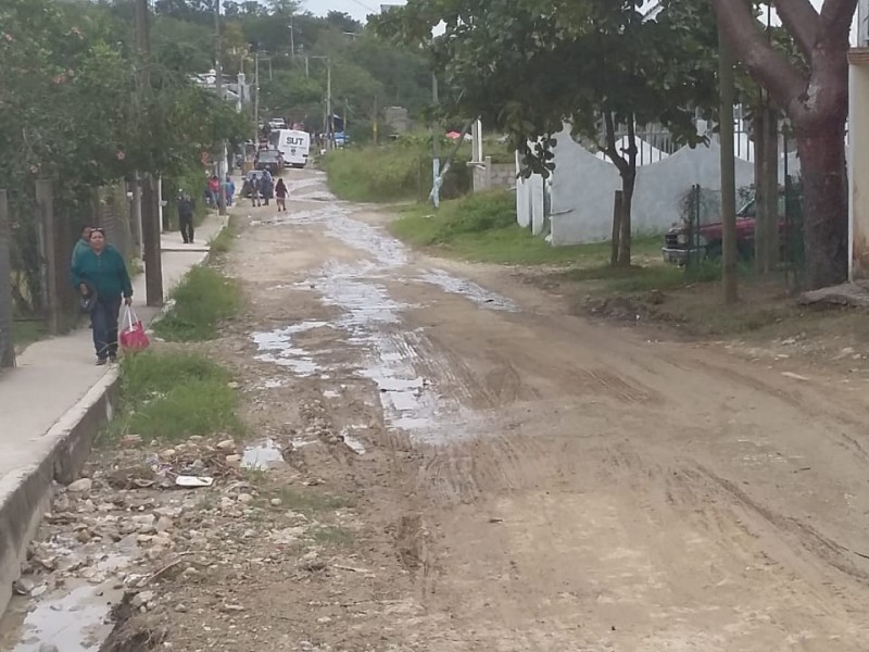 Piden drenaje y pavimentación de calle