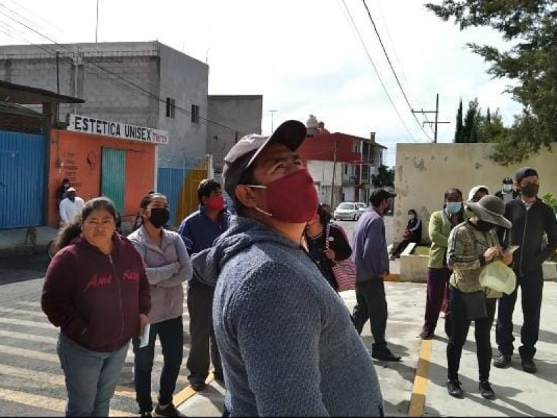 Piden explicación de cuotas padres de secundaria en Tepatlaxco