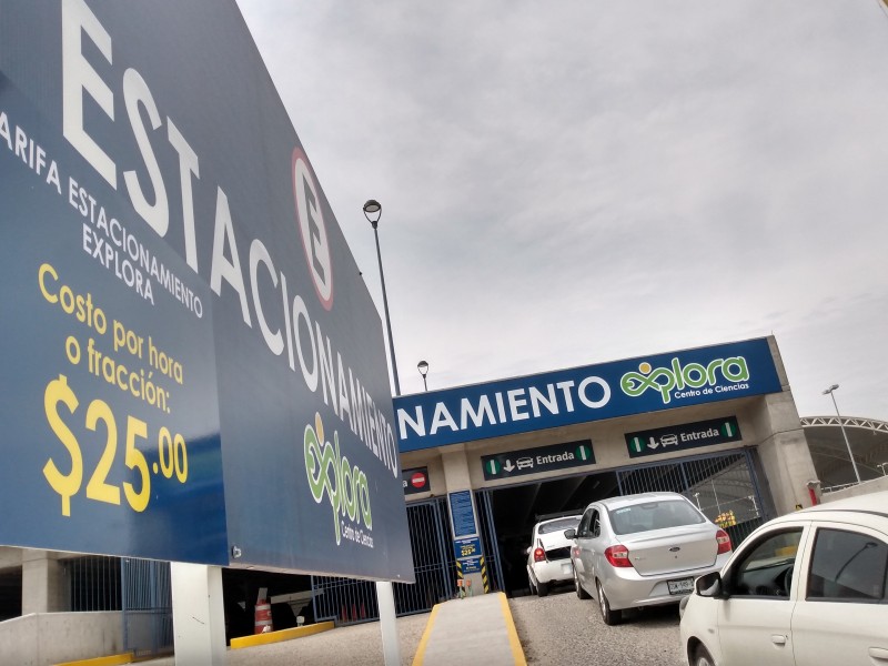 Piden familias regular precios de estacionamientos