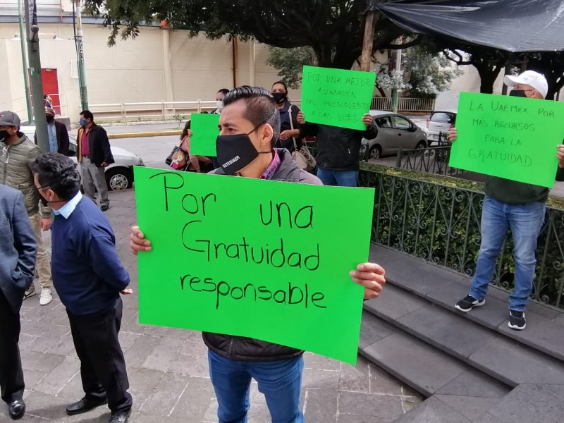 Piden gratuidad alumnos de la UAEM, reunen 12 mil firmas