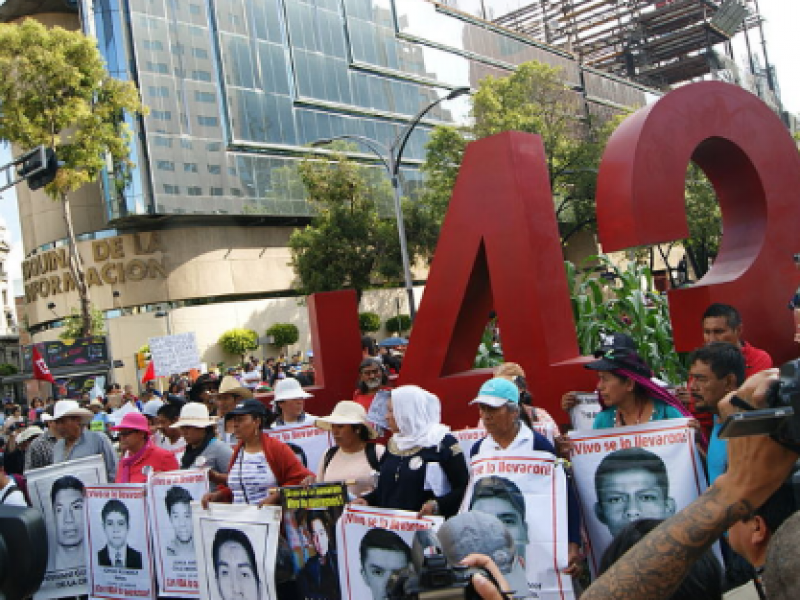 Piden justicia por normalistas de Ayotzinapa