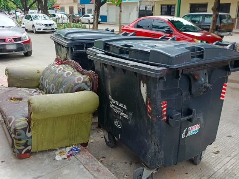 Piden no tirar sillones en contenedores, los puede arrastrar la corriente