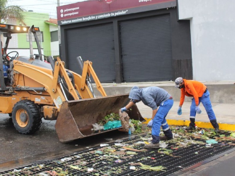 Piden no tirar tiliches y basura en la calle