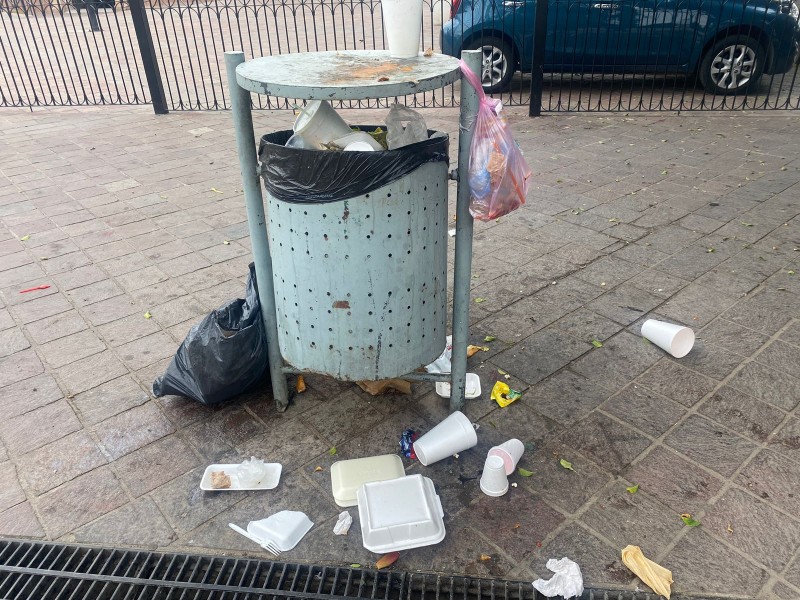 Piden nuevos botes de basura en el Jardín del Coecillo