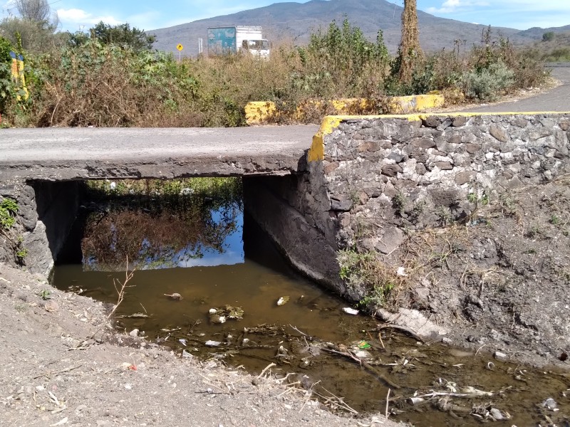 Piden pavimentación y solución a problema de contaminación en Zamora 