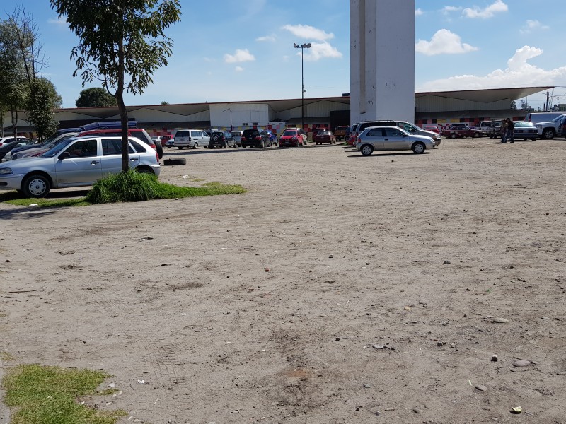 Piden pavimentar estacionamiento de Mercado Juárez