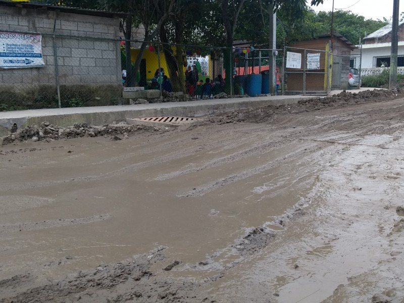 Denuncian mal estado de calle en Alto Lucero