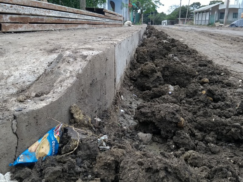 Piden rehabilitación de calle