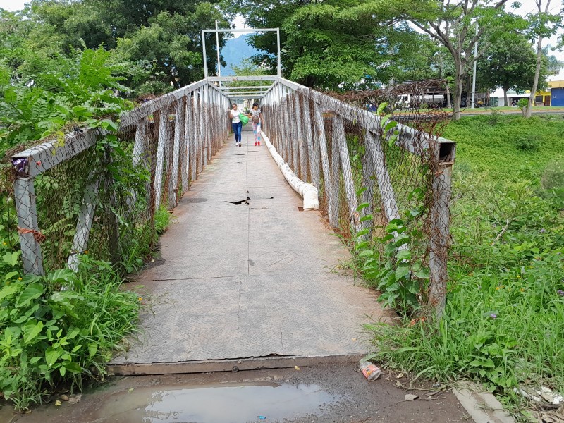 Piden rehabilitación del puente peatonal vecinos de la Prieto Crispín