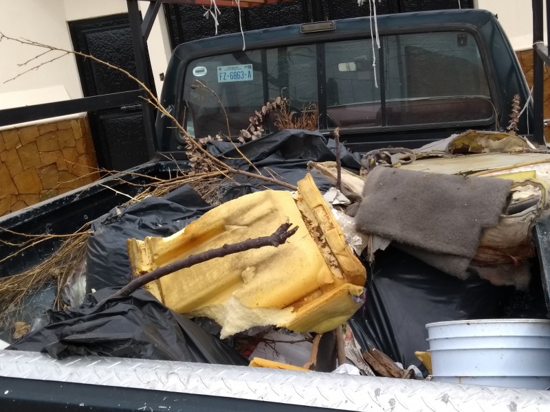 Piden remover camioneta abandonada en León Moderno