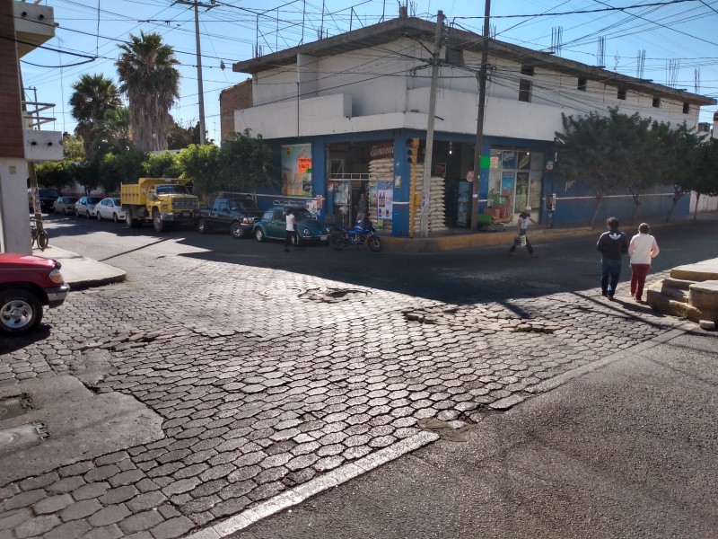 Piden reparación de calle y registró de drenaje