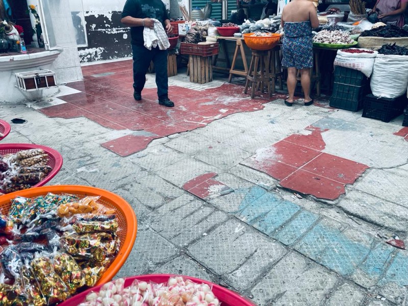 Piden reparación en piso de mercado en Tuxpan