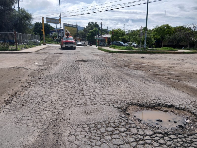 Piden reparar baches frente al Deportivo La Huizachera
