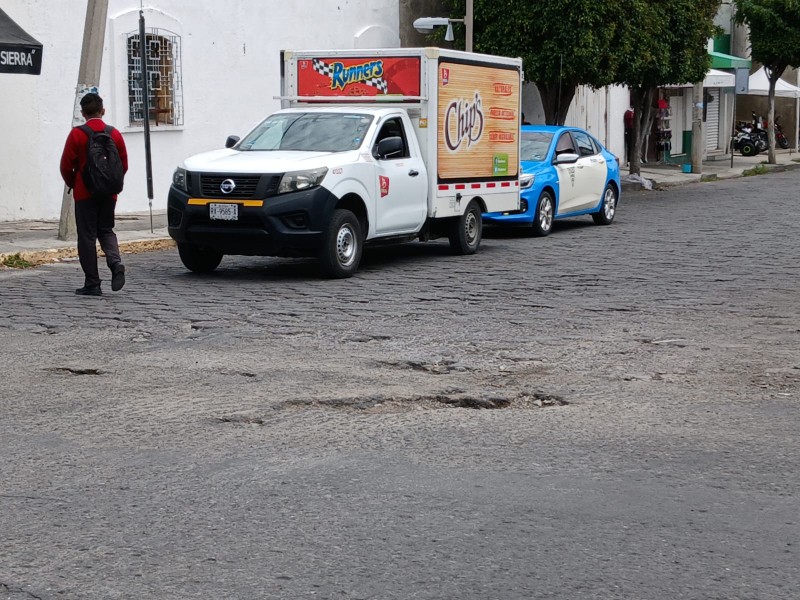 Piden reparar enorme bache en Josefa y 3 sur