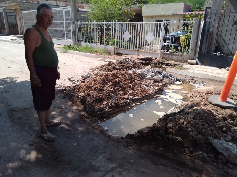 Piden reparar fuga de agua en Las Malvinas