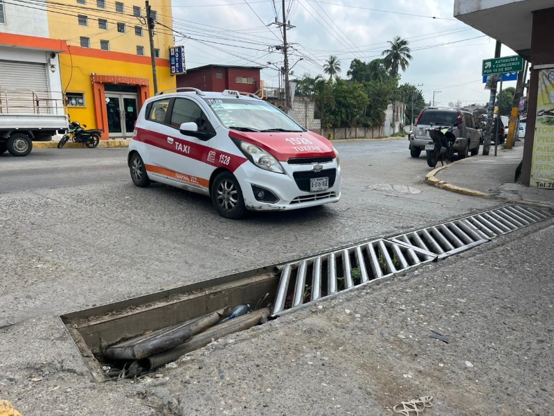 Piden reparar registro colapsado en calle Pavón