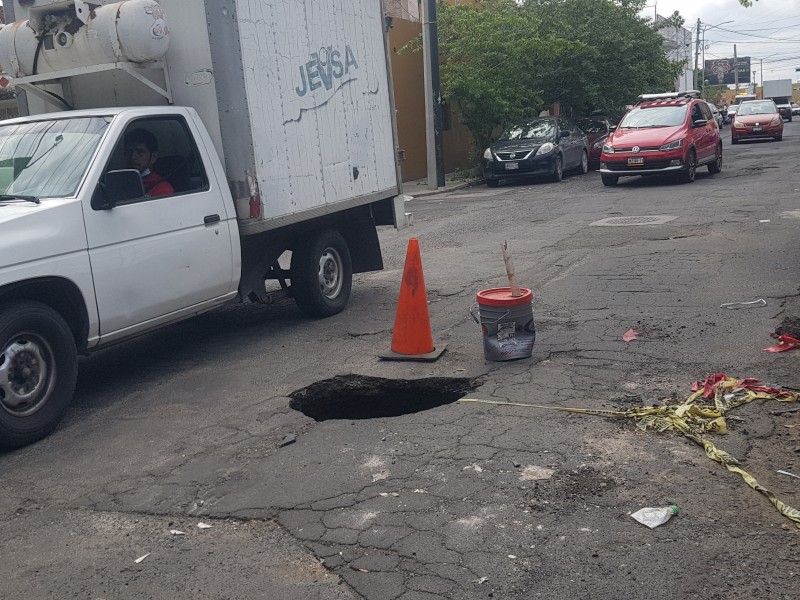 Piden reparar socavones en colonia Moderna